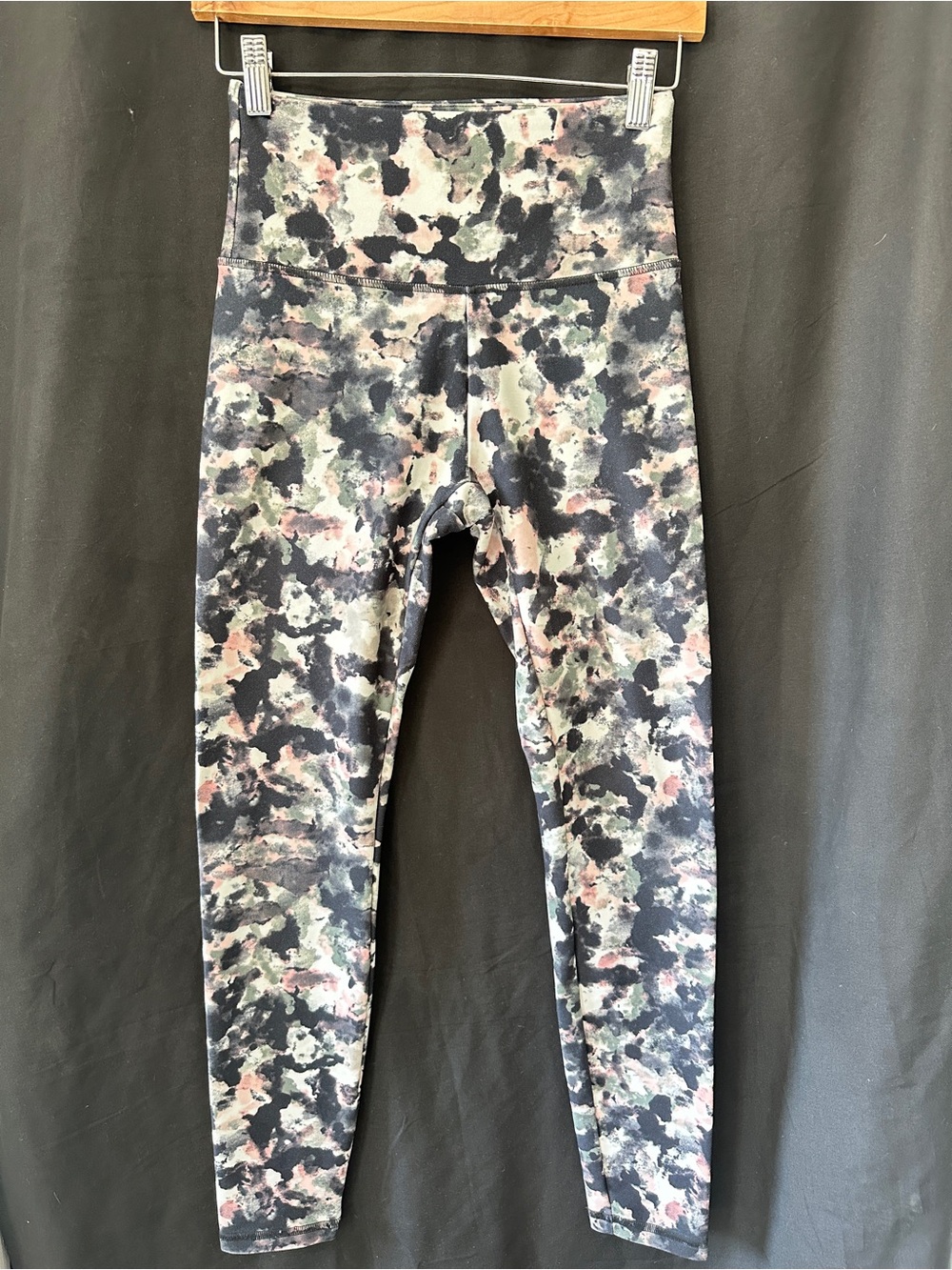 High-Waist Leggings in Black, Olive & Pink Camo Print